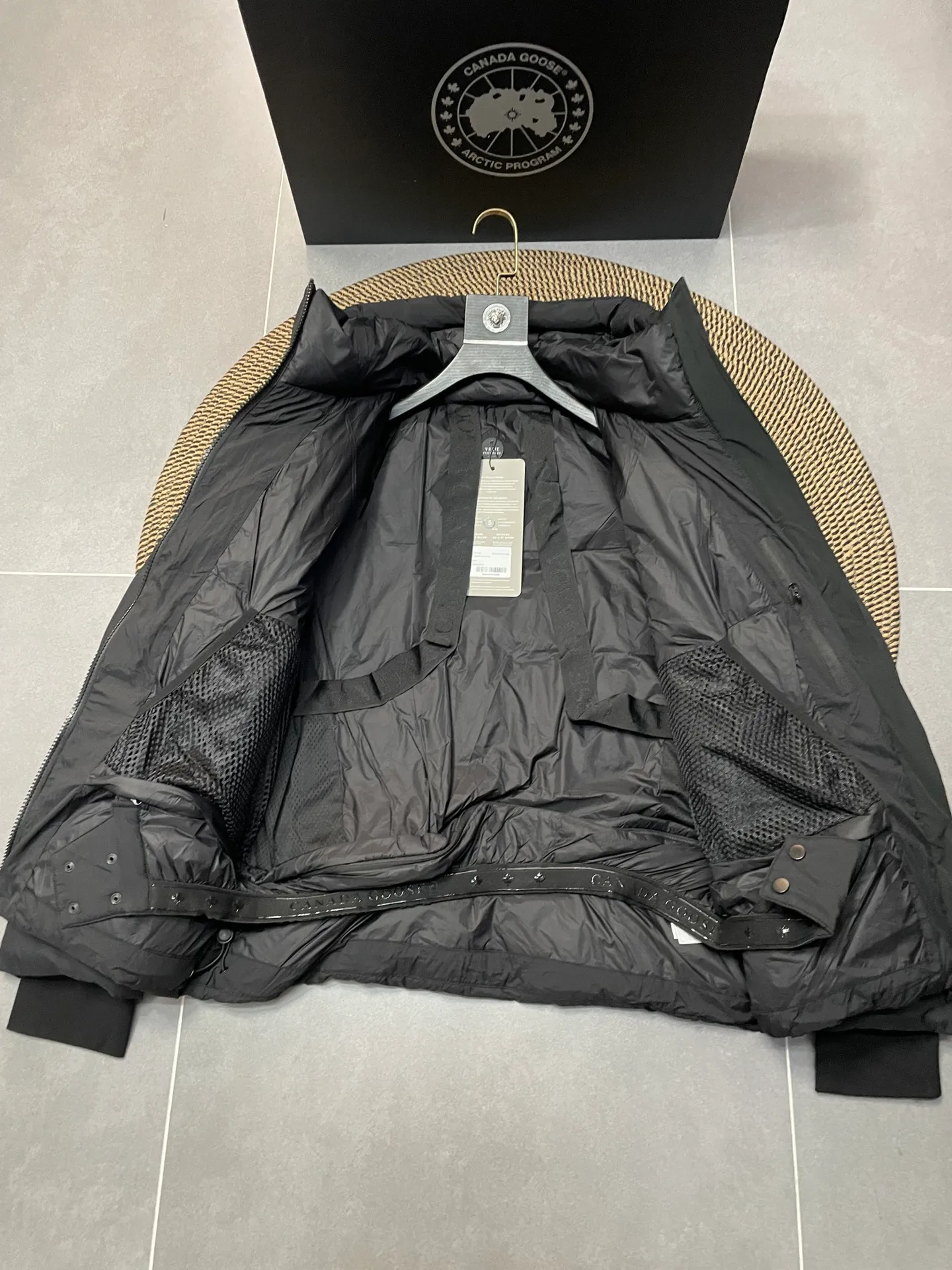 P860 Ouyang Nana second generation Canad goose black label down jacket is a must-have goose black label down jacket in the outerwear industry! The latest designer styles! The goose down jacket has always been a popular element of fashion and is loved by experts from all walks of life! Fashionable hooded cut, high-end customer-supplied fine goose down, high resilience, smooth zipper, strong and firm. Pockets on both sides can store small items, free your hands, and you can go out without worries. It can also meet the need of putting your hands in your pockets👏👏Produced by Big Goose, it can be used as a group uniform by many celebrities. This down jacket uses a double-layer anti-down lining design, which has strong windproof performance and will be very warm in winter! New standard 90% goose down filling, high fluffiness, windproof hooded design. When walking outdoors, pull the collar to the highest position, put your hands in the pockets and it will be very warm. It can be easily controlled by all body types! The interior is equipped with an elastic snow skirt design for better wrapping. The simple and neat style design highlights the masculine temperament. The impeccable style is classic and never goes out of style. It is warm and practical, and it is versatile! You can enter with your eyes closed!    Size: XS-XXL